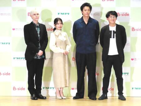 　ポッドキャスト番組「Ｂ－ｓｉｄｅ　Ｔａｌｋ　～心の健康ケアしてる？」の収録に参加した（左から）小原ブラス、奥津マリリ、小栗旬、心療内科医・鈴木裕介氏