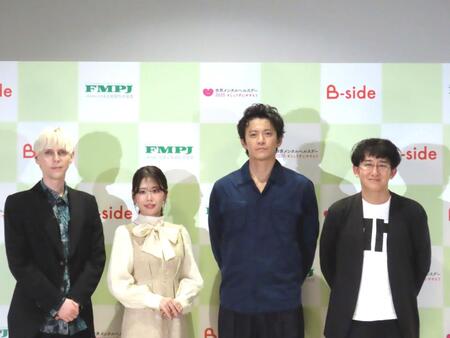 　ポッドキャスト番組「Ｂ－ｓｉｄｅ　Ｔａｌｋ　～心の健康ケアしてる？」の収録に参加した（左から）小原ブラス、奥津マリリ、小栗旬、心療内科医・鈴木裕介氏