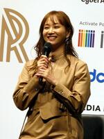 　笑顔でトークする藤本美貴