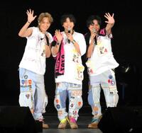 　客席に向かって手を振るＮＥＷＳ（左から）小山慶一郎、増田貴久、加藤シゲアキ（撮影・伊藤笙子）