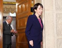 　公明党の斉藤代表との会談を終えた自民党の高市総裁。奥は鈴木幹事長