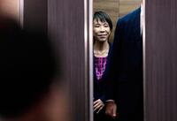 　自民党本部を出る高市総裁