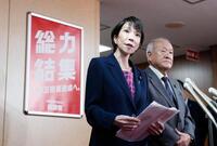 　公明党の斉藤代表との会談を終え、記者団の取材に応じる自民党の高市総裁。右は鈴木幹事長