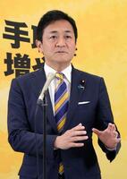 　記者団の取材に応じる国民民主党の玉木代表