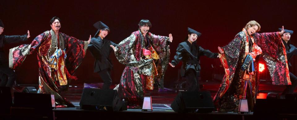 　息の合ったパフォーマンスを見せる（左から）加藤シゲアキ、増田貴久、小山慶一郎（撮影・伊藤笙子）