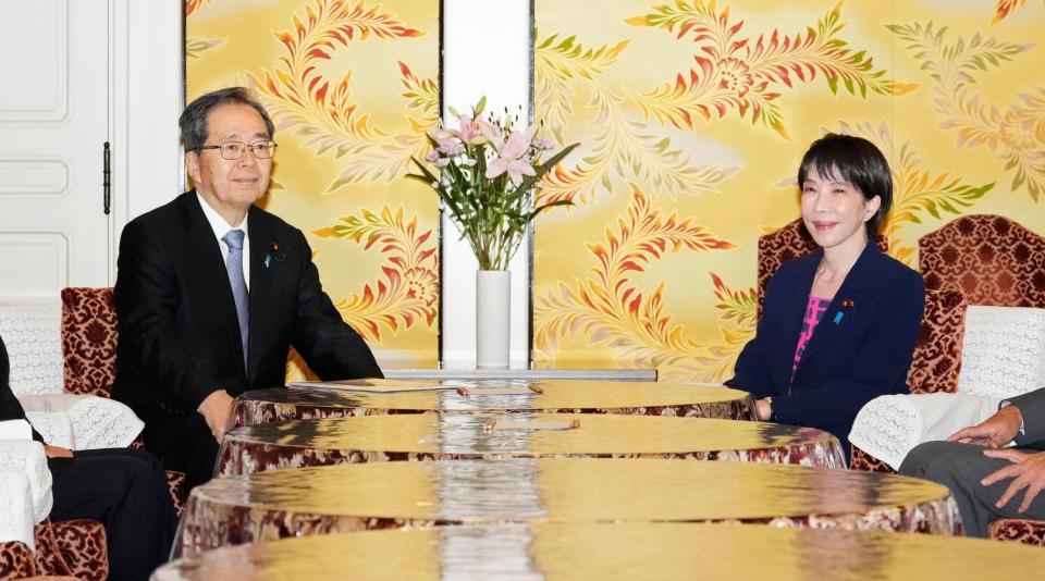 　会談に臨む自民党の高市総裁（右）と公明党の斉藤代表