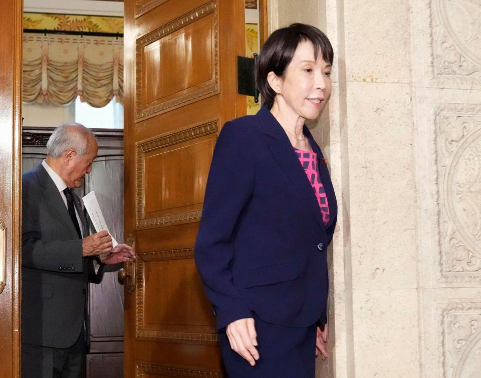 　公明党の斉藤代表との会談を終えた自民党の高市総裁。奥は鈴木幹事長