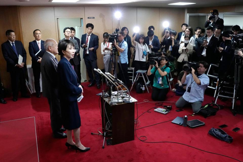 　公明党の斉藤代表との会談を終え、記者団の取材に応じる自民党の高市総裁
