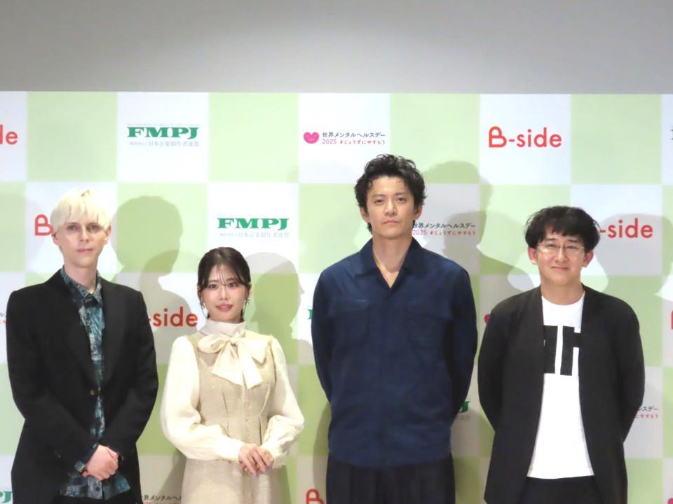 　ポッドキャスト番組「Ｂ－ｓｉｄｅ　Ｔａｌｋ　～心の健康ケアしてる？」の収録に参加した（左から）小原ブラス、奥津マリリ、小栗旬、心療内科医・鈴木裕介氏