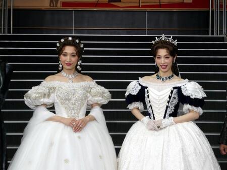 　写真撮影に応じる（左から）望海風斗、明日海りお