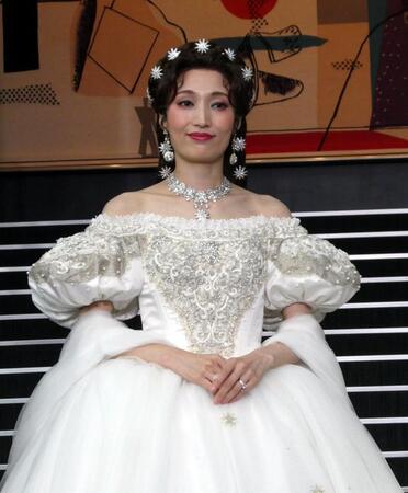 　写真撮影に応じる望海風斗