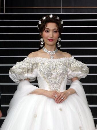 　写真撮影に応じる望海風斗