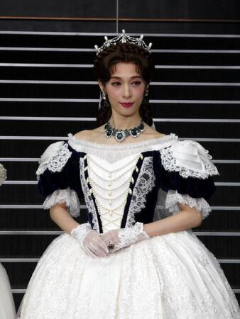 　写真撮影に応じる明日海りお