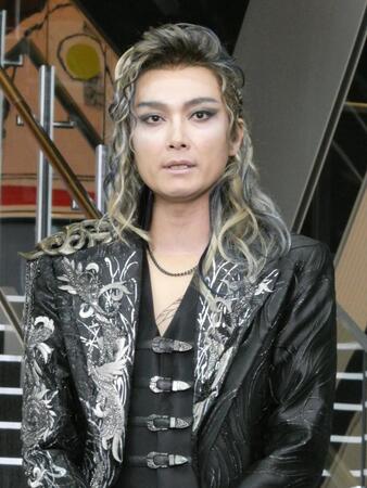 　取材に応じる井上芳雄