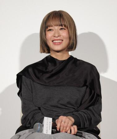 　笑顔でトークする森七菜（撮影・西岡正）