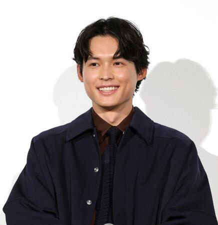 　舞台あいさつで笑顔を浮かべるＳｉｘＴＯＮＥＳの松村北斗