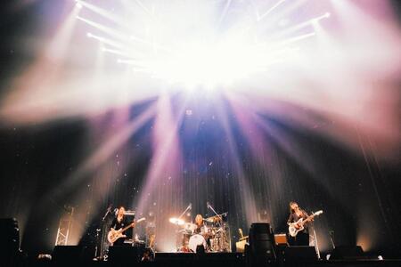 　アジアツアーファイナルを迎えた羊文学の塩塚モエカ（右）と河西ゆりか（左）（Ｐｈｏｔｏ　ｂｙ　三浦　大輝）