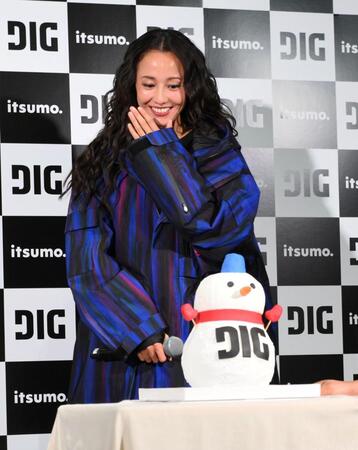 　窪塚洋介からプレゼントされた雪だるまケーキにビックリの沢尻エリカ（撮影・伊藤笙子）