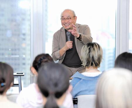 　ミント神戸の従業員に講演を行った山本浩之アナウンサー（撮影・坂部計介）