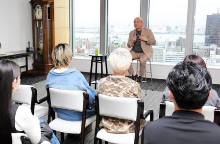 　ミント神戸の従業員に講演を行った山本浩之アナウンサー（撮影・坂部計介）