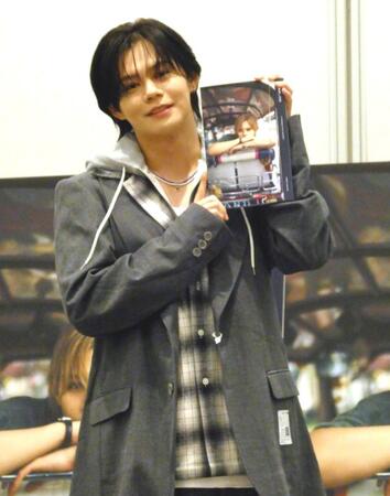 　写真撮影に応じるカイ