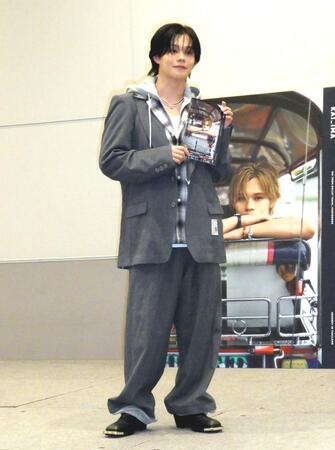 　写真撮影に応じるカイ