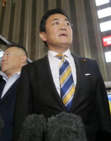 　記者団の取材に応じる国民民主党の玉木代表