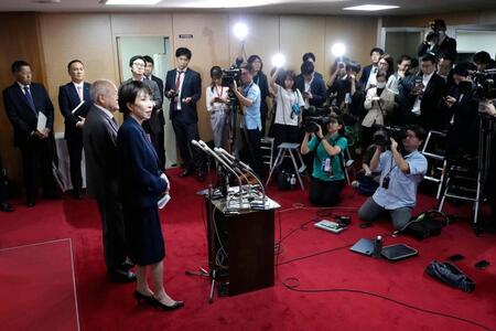 　公明党の斉藤代表との会談を終え、記者団の取材に応じる自民党の高市総裁＝１０日