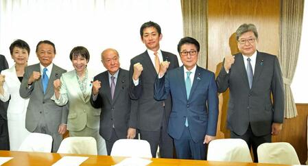 　自民党の新執行部が発足し、撮影に応じる高市早苗総裁（左から３人目）ら。右端は萩生田光一幹事長代行＝７日
