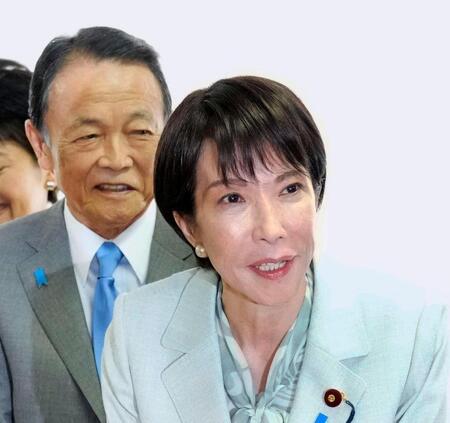 　自民党の新執行部が発足し、党本部での写真撮影を終えた高市早苗総裁（手前）と麻生太郎副総裁＝７日