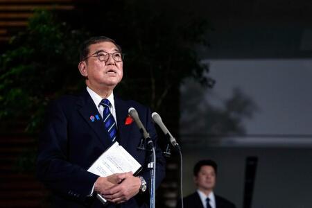 　記者団の取材に応じる石破首相＝１０日