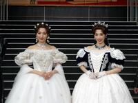 　写真撮影に応じる（左から）望海風斗、明日海りお