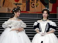 　囲み取材に応じる（左から）望海風斗、明日海りお