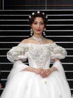 　写真撮影に応じる望海風斗