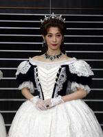 　写真撮影に応じる明日海りお