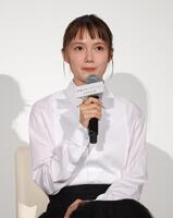 　舞台あいさつで話す宮﨑あおい（撮影・西岡正）