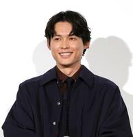 　舞台あいさつで笑顔を浮かべるＳｉｘＴＯＮＥＳの松村北斗