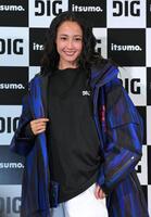 　スポーツアパレルブランド「ＤＩＧ」のローンチ記者会見に登場した沢尻エリカ（撮影・伊藤笙子）