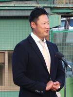 　マック杯の閉会式であいさつをするマック鈴木（２０２２年１２月撮影）