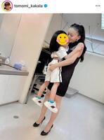 　息子にチュー。３０周年公演直前、激ヤセした華原朋美。９月７日付のインスタグラム＠ｔｏｍｏｍｉ＿ｋａｋａｌａより