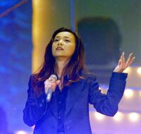 　１９９６年１２月、「全日本有線大賞」で熱唱する華原朋美