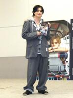 　写真撮影に応じるカイ