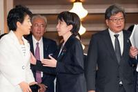 　新執行部発足を受けた各党へのあいさつ回りを終えた自民党の高市総裁（手前中央）。右は萩生田幹事長代行＝８日