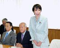 　自民党の臨時総務会であいさつする高市早苗総裁。左から麻生太郎副総裁、鈴木俊一幹事長＝７日