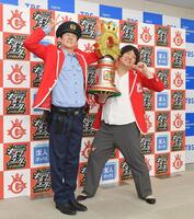 　１８代目キングに輝き喜びのポーズを決めるロングコートダディの堂前透（左）と兎（撮影・開出牧）