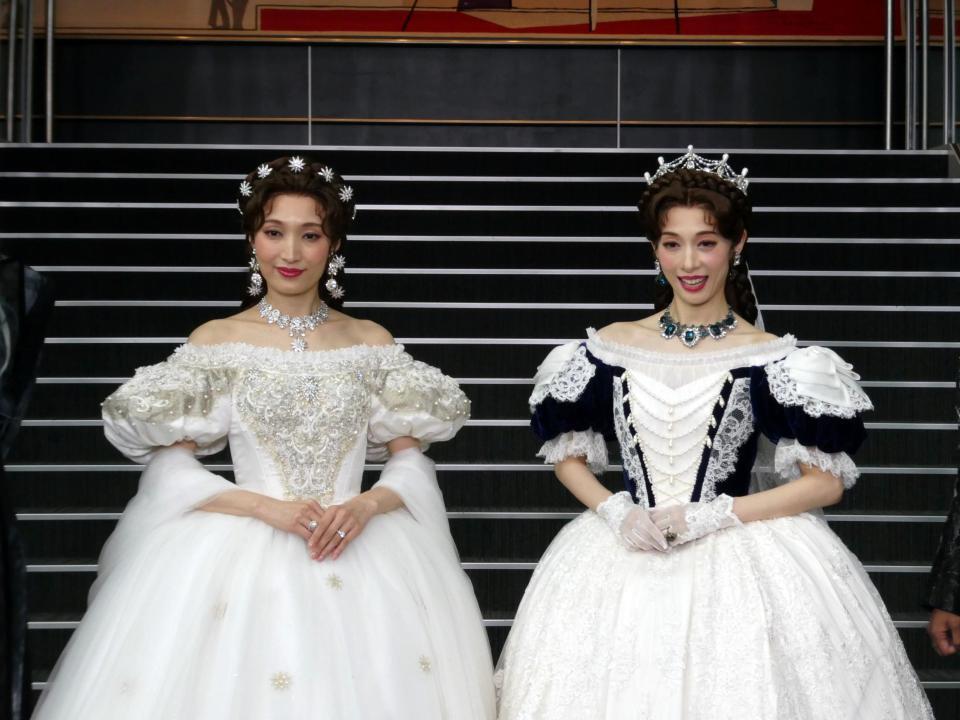 　写真撮影に応じる（左から）望海風斗、明日海りお