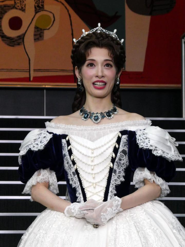 　囲み取材を行う明日海りお