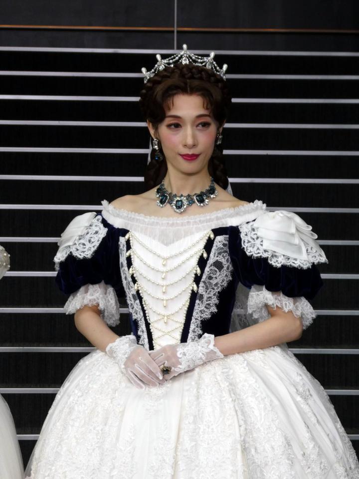 　写真撮影に応じる明日海りお