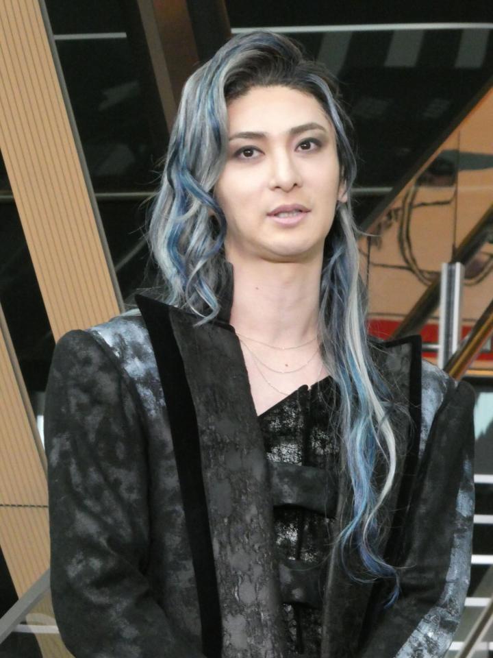 　囲み取材に登場した古川雄大