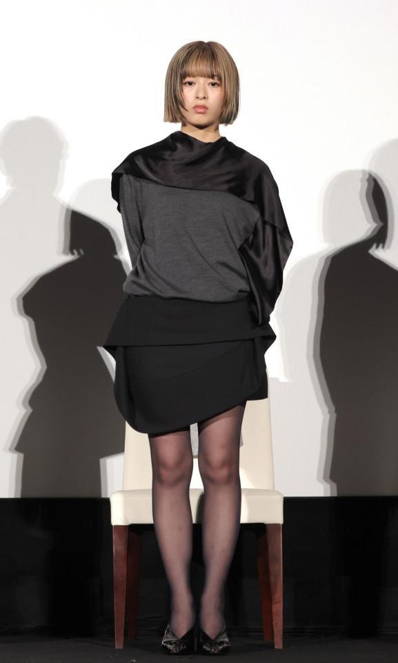 　ミニスカートで登壇した森七菜（撮影・西岡正）